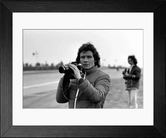 Framed Print : John Player British Grand Prix, Silverstone. Barry Sheene at the track-side taking Framed Print : John Player British Grand Prix, Silverstone. Barry Sheene at the track-side taking