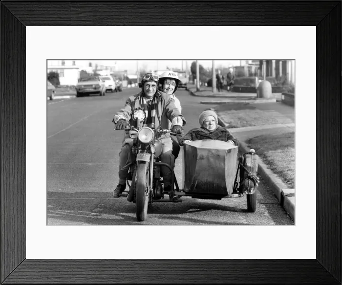 Framed Print : Entertainment: Television: Warren Mitchell as Alf Garnett. February 1981 81-00567-001 Framed Print : Entertainment: Television: Warren Mitchell as Alf Garnett. February 1981 81-00567-001