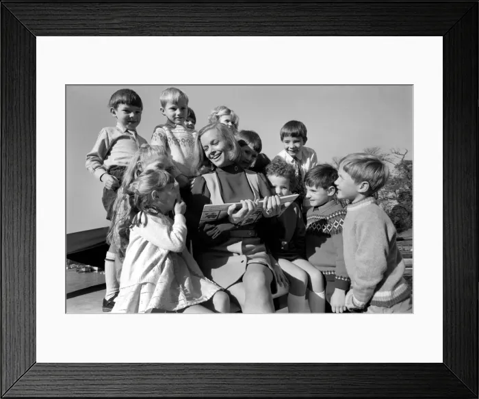 Framed Print : The first star to be seen on the box when Thames Television goes officially into colour Framed Print : The first star to be seen on the box when Thames Television goes officially into colour