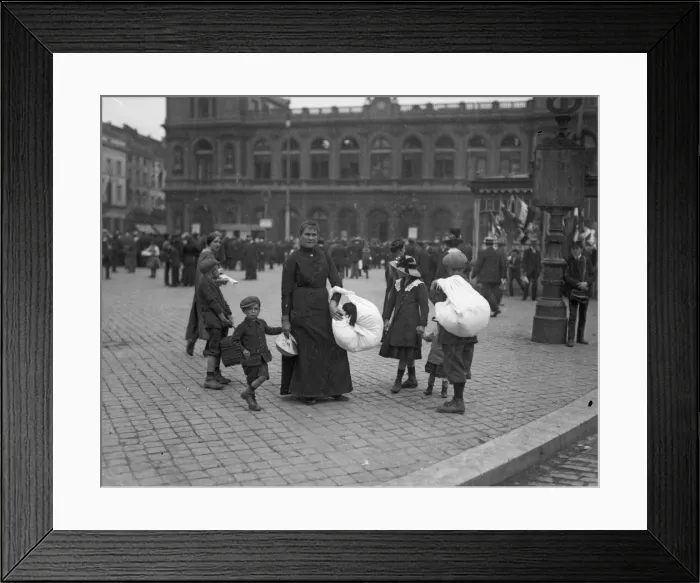 Framed Print : Refugees from the advancing German Army seen here in Brussels. Circa 10th August 1914 Framed Print : Refugees from the advancing German Army seen here in Brussels. Circa 10th August 1914