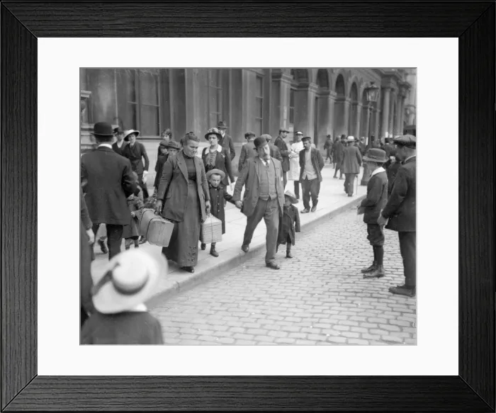 Framed Print : Refugees from the advancing German Army seen here in Brussels. Circa 10th August 1914 Framed Print : Refugees from the advancing German Army seen here in Brussels. Circa 10th August 1914