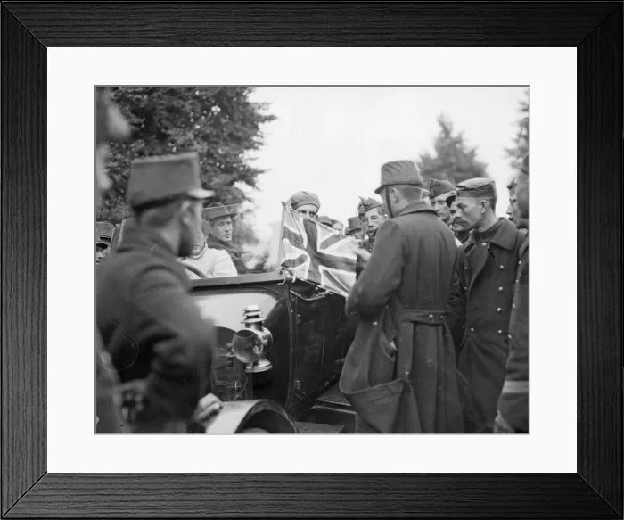 Framed Print : Belgian soldier who speaks English explains the Union Jack to his comrades Framed Print : Belgian soldier who speaks English explains the Union Jack to his comrades