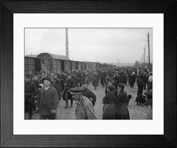 Framed Print : Belgian volunteers including men from Belgiums African Colonies seen here arriving