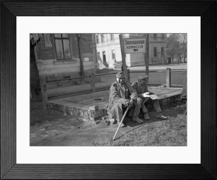 Framed Print : Wounded Russian and Austrian soldiers at Lemsberg September 1914