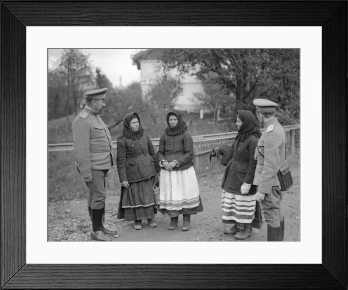 Framed Print : Native women of Halicz in Galacia talk with soldiers of the Russian army during World War Framed Print : Native women of Halicz in Galacia talk with soldiers of the Russian army during World War