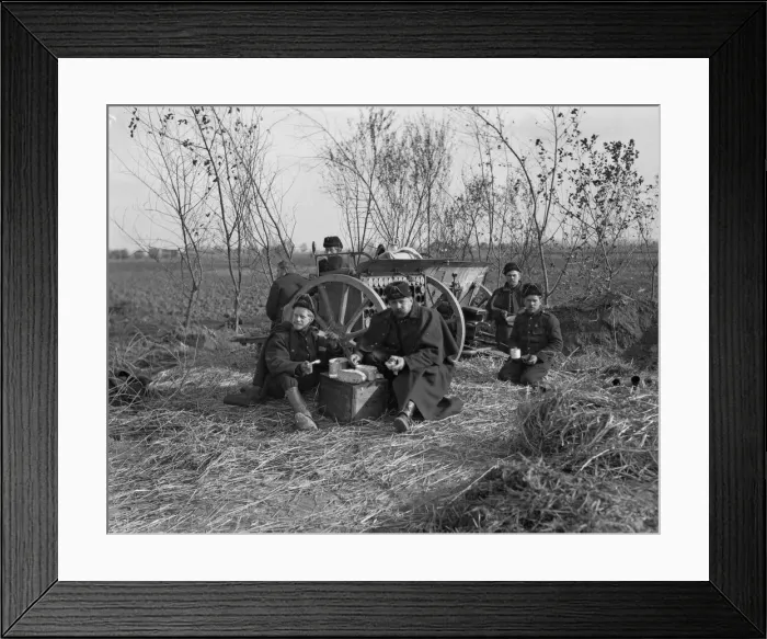 Framed Print : The crew of a Belgian field artillery seen here having a meal before the Geman advance Framed Print : The crew of a Belgian field artillery seen here having a meal before the Geman advance