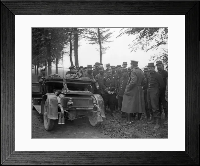 Framed Print : A group of French soldiers seen here discussing the situation with a British Army Framed Print : A group of French soldiers seen here discussing the situation with a British Army