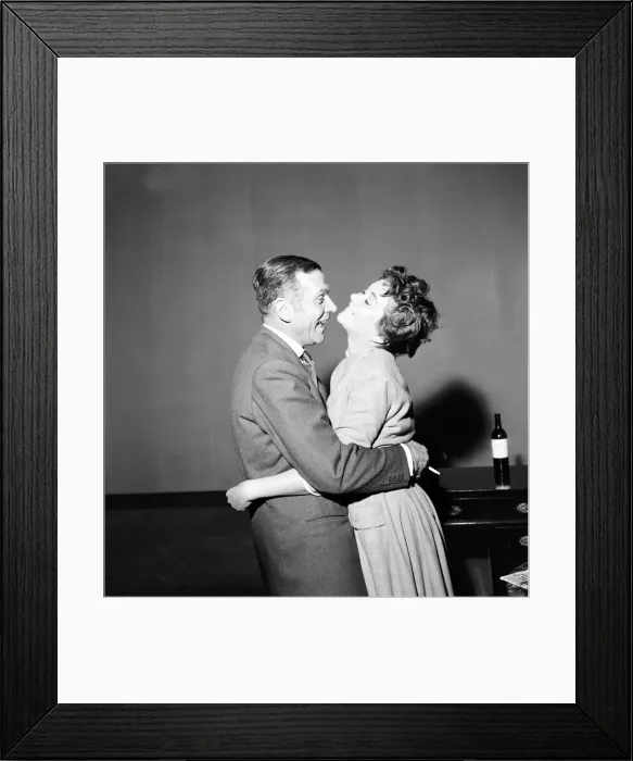 Framed Print : Sir Laurence Olivier rehearses wih his new leading lady Joan Plowright in John Framed Print : Sir Laurence Olivier rehearses wih his new leading lady Joan Plowright in John