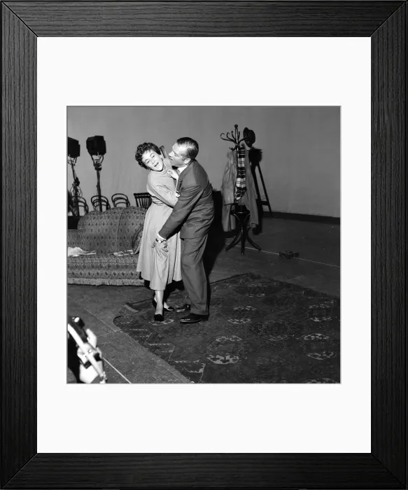 Framed Print : Sir Laurence Olivier rehearses wih his new leading lady Joan Plowright in John