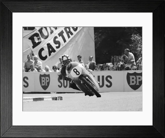 Framed Print : Lightweight 125cc race, Isle of Man. Tommy Robb in action. 4th June 1964