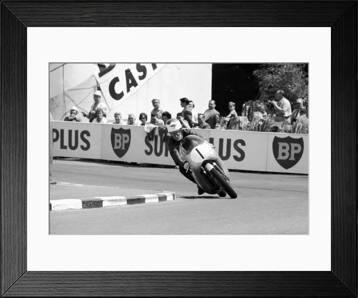 Framed Print : Lightweight 250cc race, Isle of Man. T. Phillis. 4th June 1964