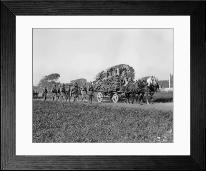 Framed Print : Skih soldiers part of the 3rd (Lahore) Indian Division seen here escorting on of
