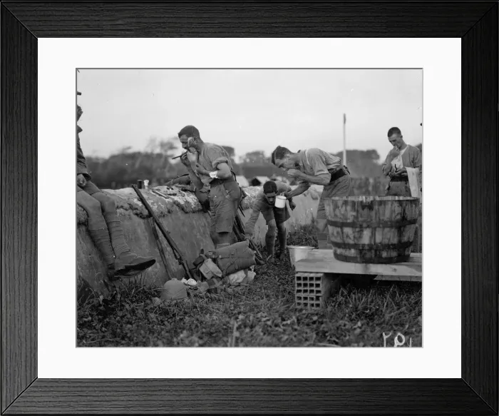 Framed Print : Soldiers from the The 1st Manchesters regiment part of the 3rd (Lahore