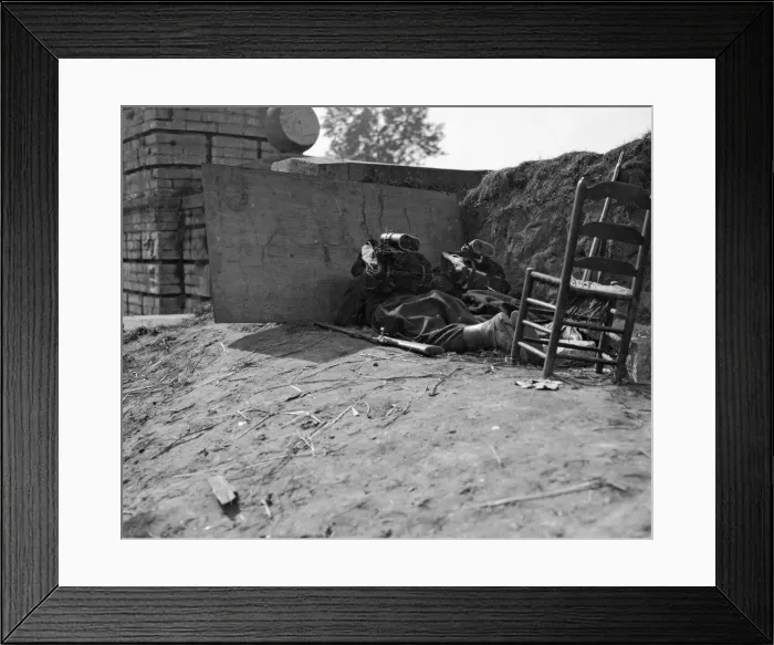 Framed Print : Belgian soldiers in a trench proteceted by a sheet of steel close to the town of Audeghem