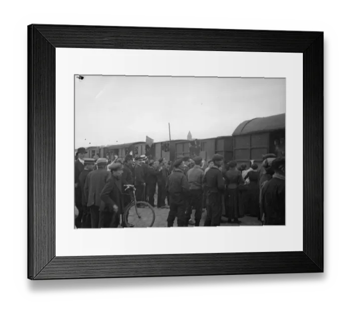 Framed Print : Belgian volunteers including men from Belgiums African Colonies seen here arriving Framed Print : Belgian volunteers including men from Belgiums African Colonies seen here arriving