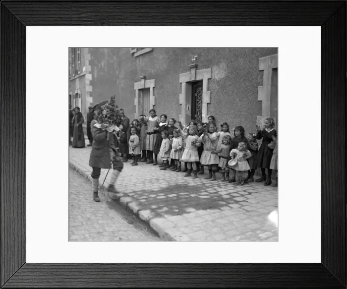 Framed Print : Group of youthful admirers. Lessons are interrupted to enable the children to offer their