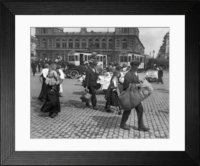 Framed Print : Refugees from the advancing German Army seen here in Brussels. Circa 10th August 1914 Framed Print : Refugees from the advancing German Army seen here in Brussels. Circa 10th August 1914