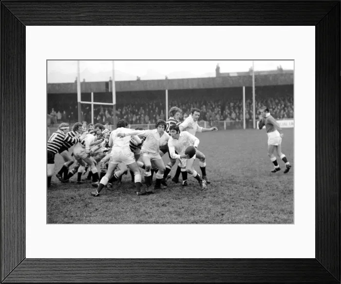 Framed Print : Gloucester make a break for the Somerset line. Gloucester v Somerset