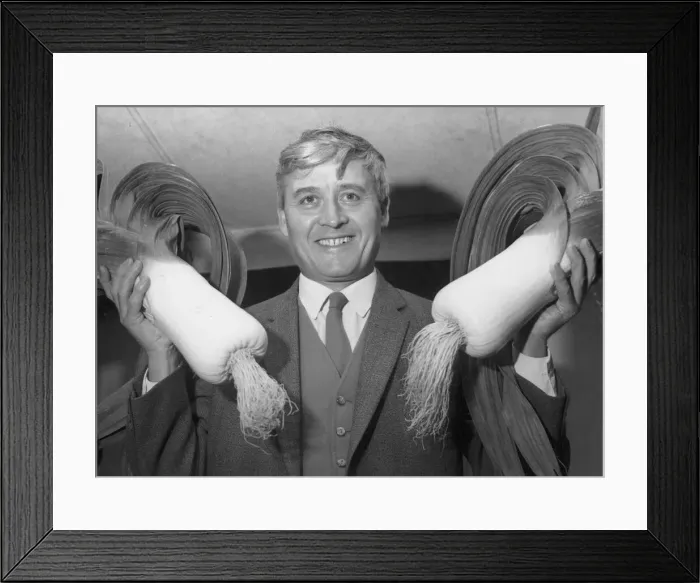 Framed Print : Mr G Stonehouse of Jarrow, grower of the worlds biggest leeks