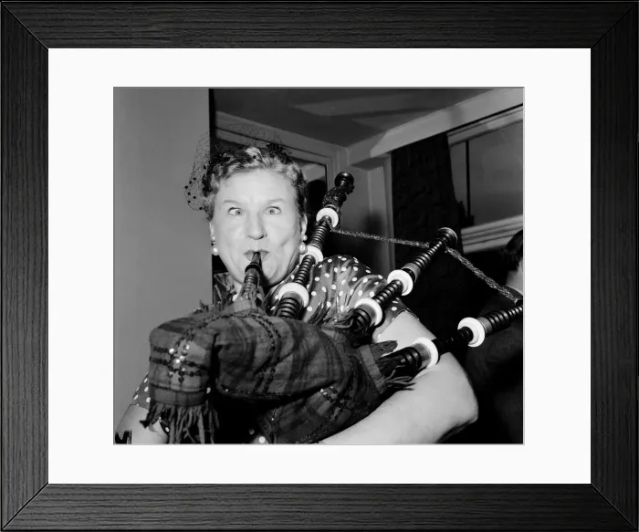 Framed Print : Comedienne Anna Russell who flew into London for an Edinburgh Festival date