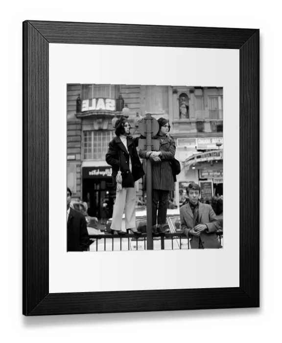 Framed Print : Film Premiere of the new Beatles film Yellow Submarine'at London Pavilion