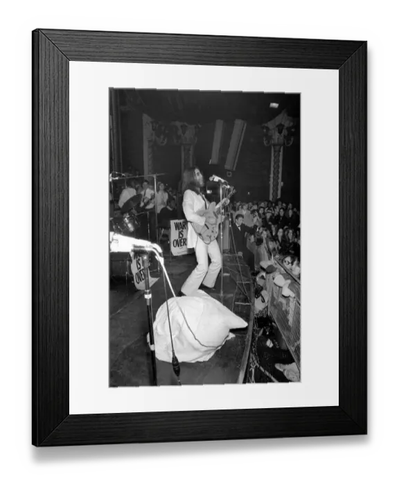 Framed Print : John Lennon and yoko Ono on stage at the Lyceum. John was playing live for