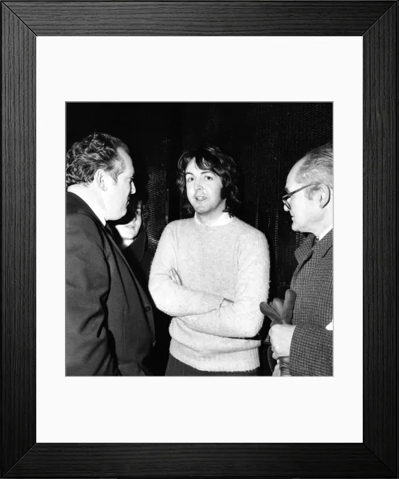 Framed Print : Paul McCartney speaks with Mirror reporter Don Short (left Framed Print : Paul McCartney speaks with Mirror reporter Don Short (left