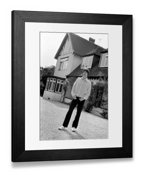 Framed Print : Beatles singer Paul McCartney relaxing in the grounds of his father Framed Print : Beatles singer Paul McCartney relaxing in the grounds of his father