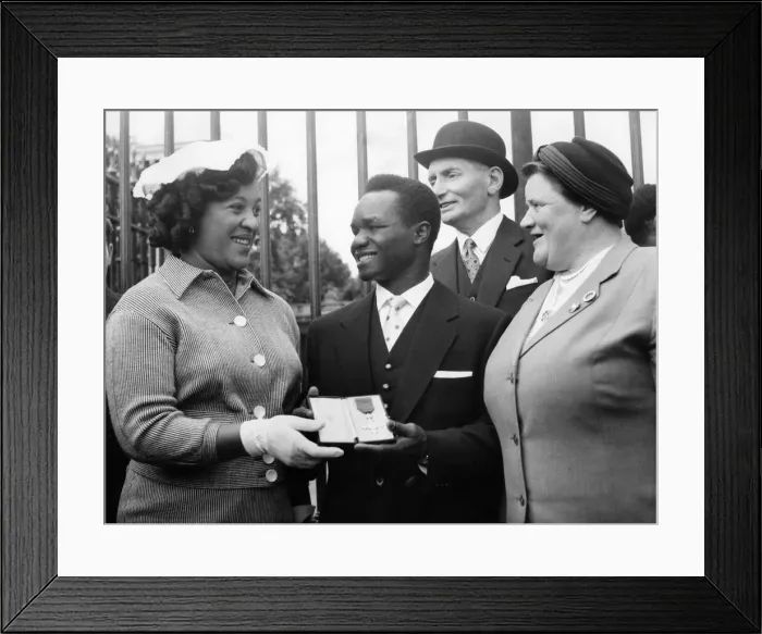 Framed Print : Nigerian boxer Hogan KId'Bassey MBE outsise the Palace with wife Framed Print : Nigerian boxer Hogan KId'Bassey MBE outsise the Palace with wife