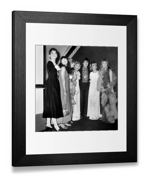 Framed Print : World Premiere of Here we go round the Mulberry bush Framed Print : World Premiere of Here we go round the Mulberry bush