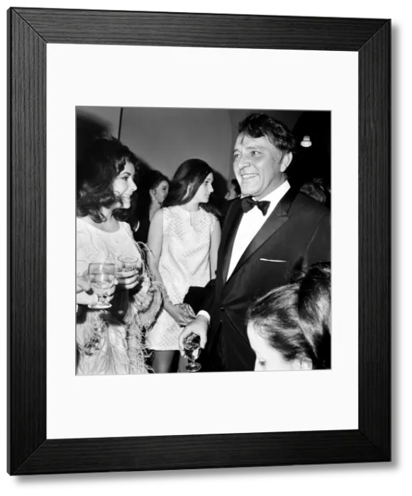 Framed Print : Elizabeth Taylor and Richard Burton hosts at the screeming of Framed Print : Elizabeth Taylor and Richard Burton hosts at the screeming of