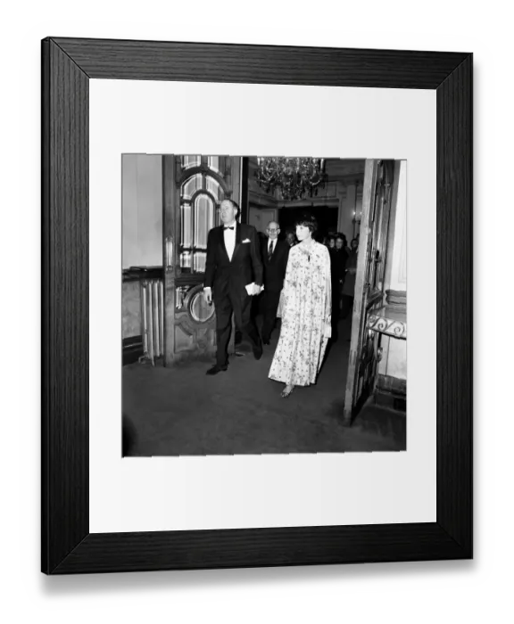 Framed Print : Elizabeth Taylor and Richard Burton hosts at the screeming of Framed Print : Elizabeth Taylor and Richard Burton hosts at the screeming of