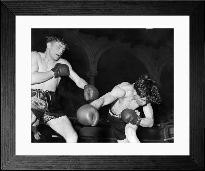 Framed Print : British middleweight boxer Johnny Sullivan catches Michael Stack with a left swing