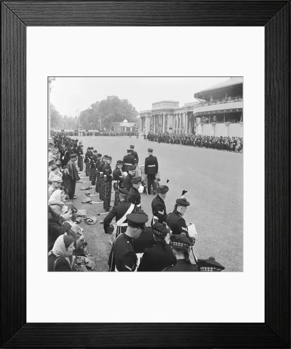 Framed Print : Coronation of King George VI. Royal Scots guards eating sandwiches at Hyde Park