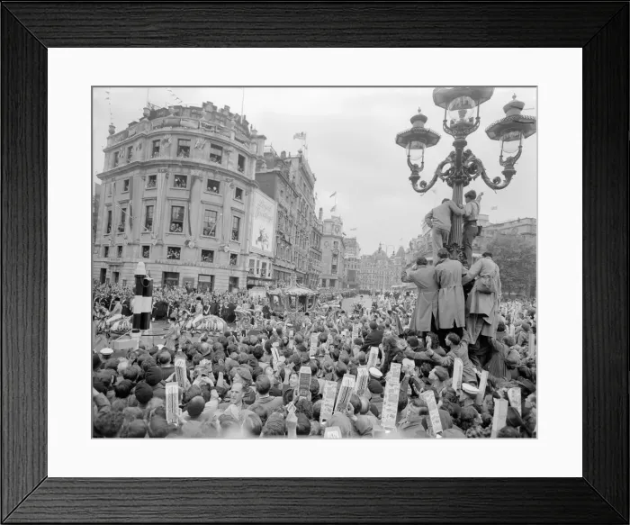 Framed Print : The Coronation of Queen Elizabeth II. Crowds cheer the arrival of the Golden State Framed Print : The Coronation of Queen Elizabeth II. Crowds cheer the arrival of the Golden State