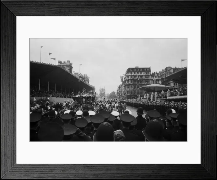 Framed Print : Coronation of Queen Elizabeth II. Huge gathering of police keep an eye on the large
