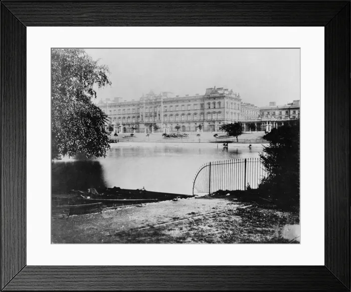 Framed Print : Front view of Buckingham Palace from St James Park, taken before 1913. Circa 1911 Framed Print : Front view of Buckingham Palace from St James Park, taken before 1913. Circa 1911