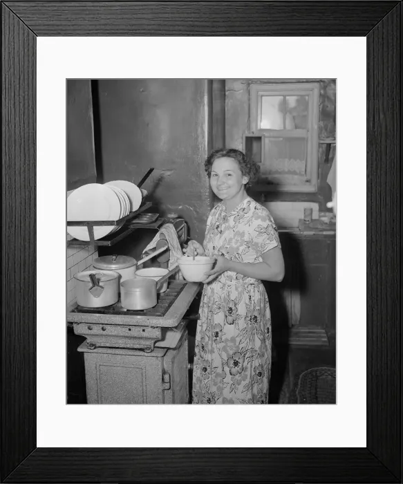 Framed Print : Housewife Mrs Higgins seen here getting dinner ready. 13th July 1953 Framed Print : Housewife Mrs Higgins seen here getting dinner ready. 13th July 1953