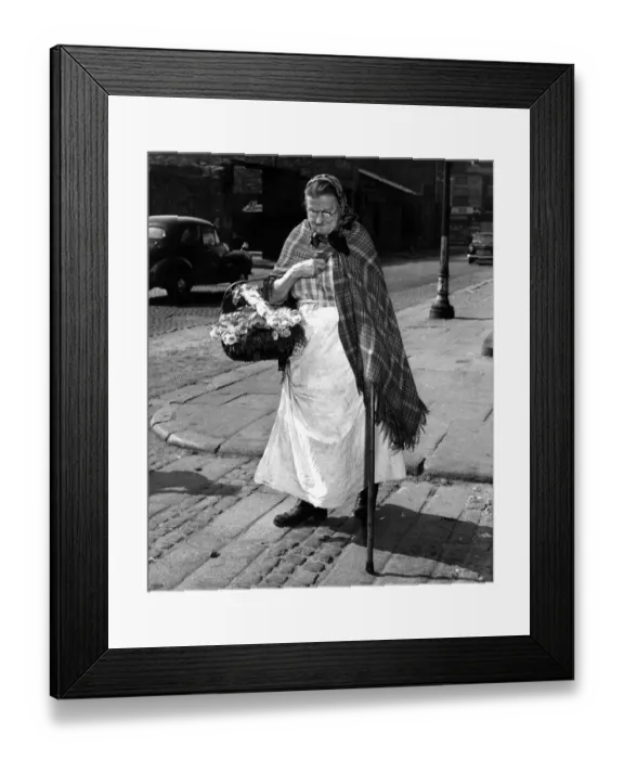 Framed Print : Sarah Burke 78 from Baker Street Liverpool, heads home after a day spend selling flowers Framed Print : Sarah Burke 78 from Baker Street Liverpool, heads home after a day spend selling flowers