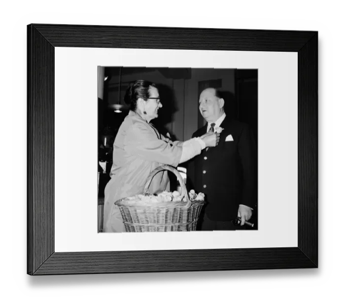 Framed Print : Media Mogul Lew Grade receives a flower frm seller Mrs Louise Noel at Simpsons of Framed Print : Media Mogul Lew Grade receives a flower frm seller Mrs Louise Noel at Simpsons of