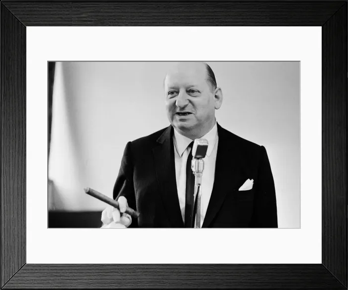 Framed Print : Media Mogul Lord Lew Grade makes a speech at a dinner party, holding a cigar Framed Print : Media Mogul Lord Lew Grade makes a speech at a dinner party, holding a cigar