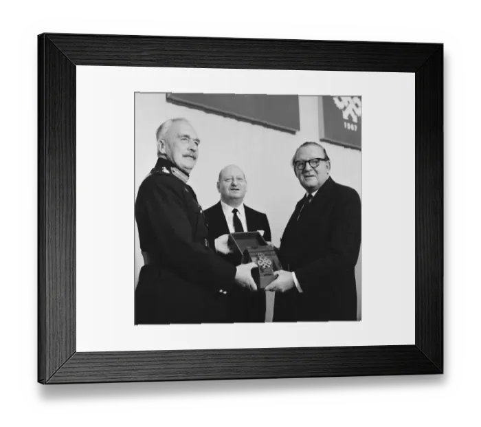 Framed Print : Major General Sir George Burns, Lord Lieutenant of Hertfordshire presents the Queens Framed Print : Major General Sir George Burns, Lord Lieutenant of Hertfordshire presents the Queens