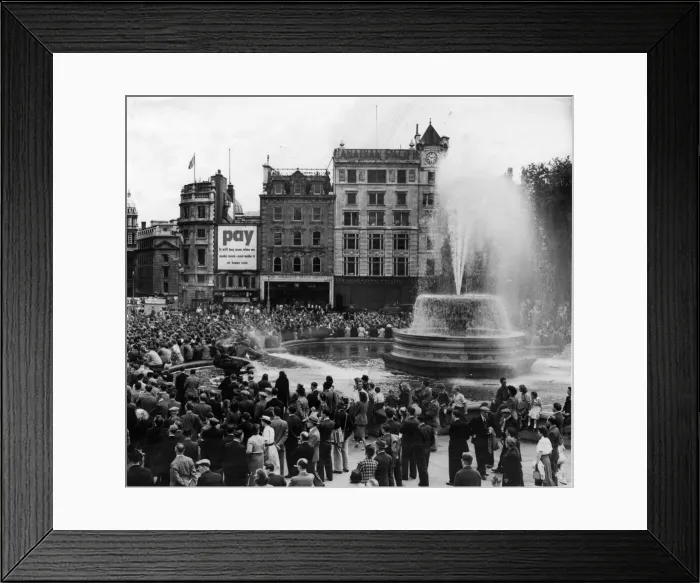 Framed Print : Dock Strikes 1949. Strikers meeting in Trafalgar Square. 18th July 1949