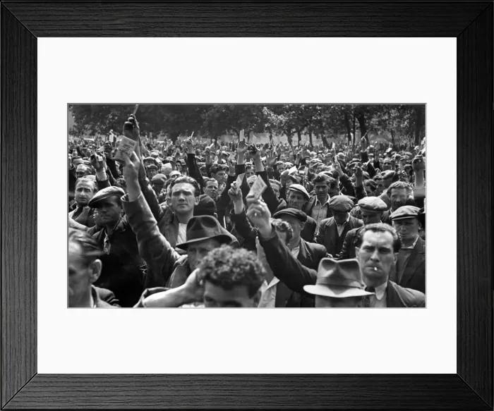 Framed Print : Dockers Strike 1948. Dockers mass meeting in Victoria Park. 12th July 1948 Framed Print : Dockers Strike 1948. Dockers mass meeting in Victoria Park. 12th July 1948