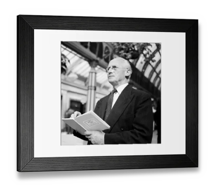 Framed Print : Ralph Sallon Daily Mirror Caricaturist at TUC Conference 7th September 1959 Framed Print : Ralph Sallon Daily Mirror Caricaturist at TUC Conference 7th September 1959