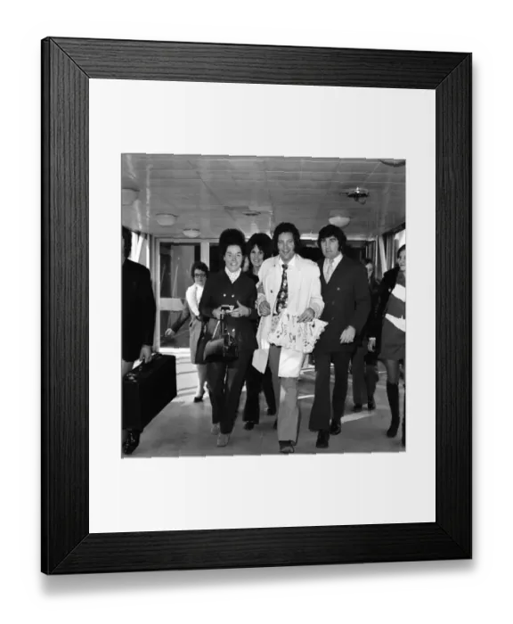 Framed Print : Tom Jones, surrounded by his fans, who bade him farewell as he left London for Los Framed Print : Tom Jones, surrounded by his fans, who bade him farewell as he left London for Los