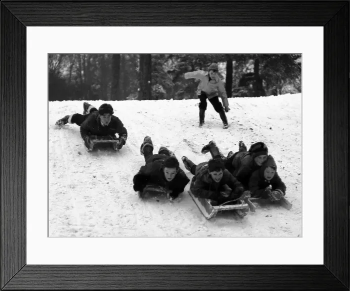 Framed Print : Toboggaaining over the snow at The Grove, Kenilworth Road, Coventry