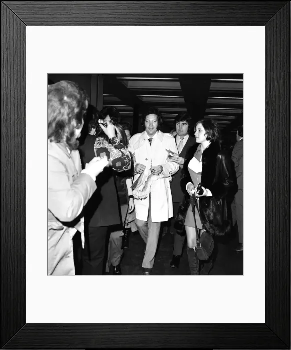 Framed Print : Tom Jones, surrounded by his fans, who bade him farewell as he left London for Los