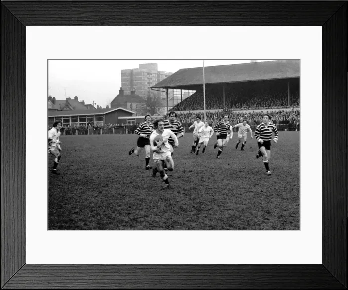 Framed Print : Rugby Union: Gloucester v. Somerset. Smith of Gloucester makes a run for the line chased
