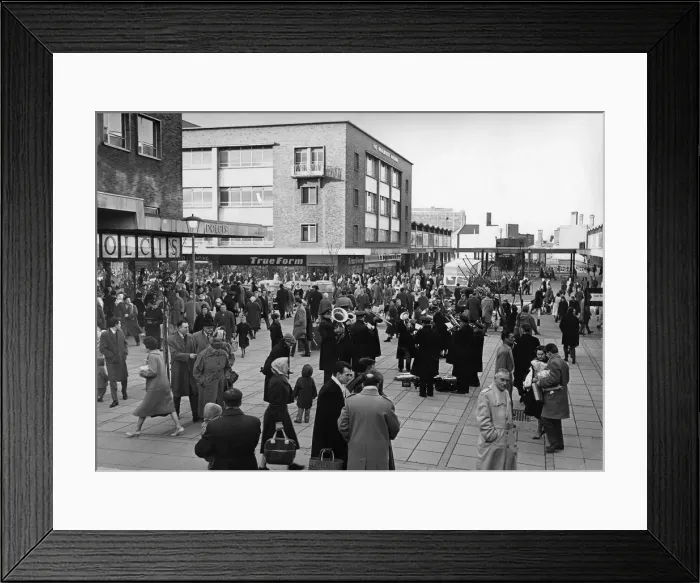 Framed Print : Christmas crowds making their last-minute purchases as bandsmen entertain them with Framed Print : Christmas crowds making their last-minute purchases as bandsmen entertain them with